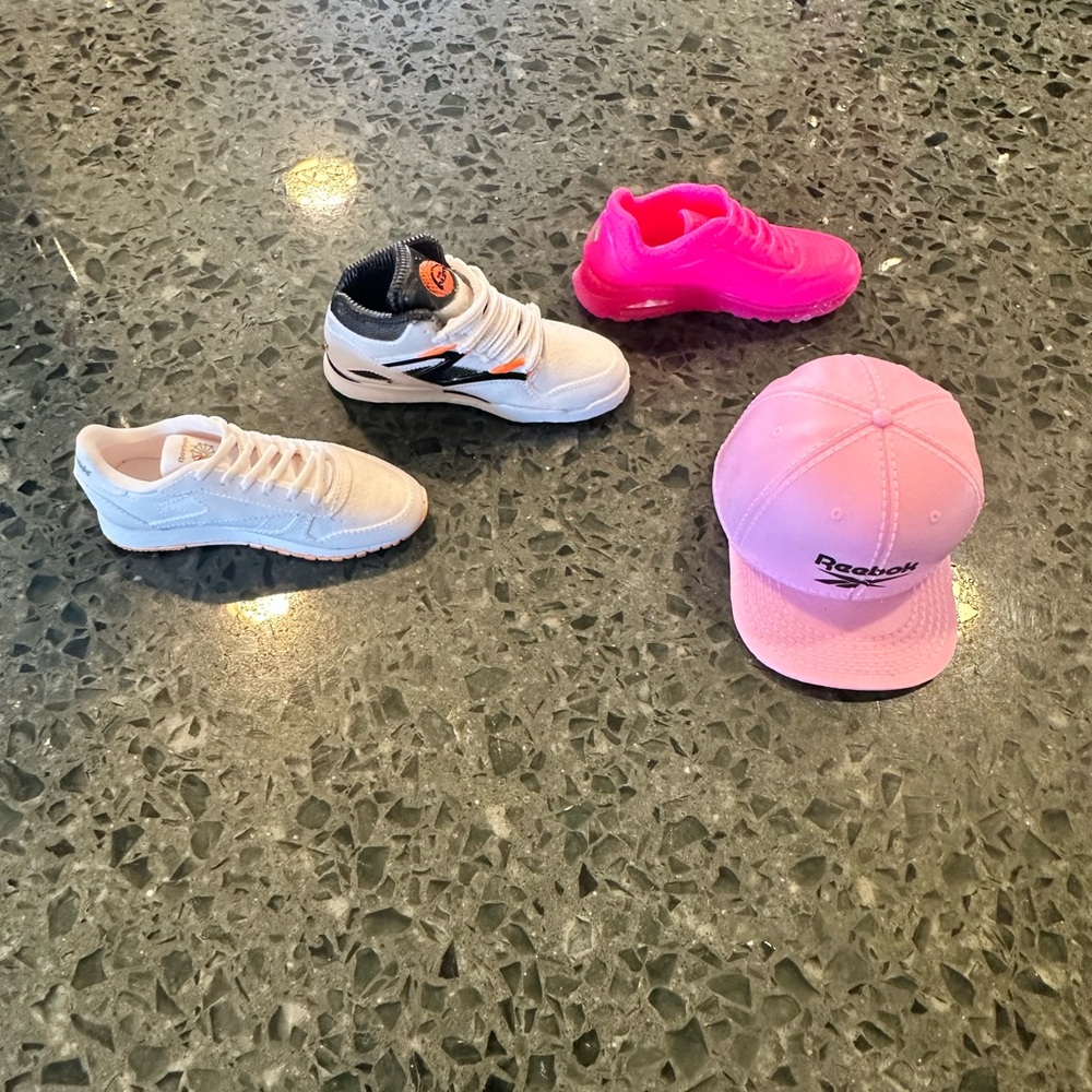 Mini Brands Sneakers- Reebok Pink Cap and Collection 4 pcs